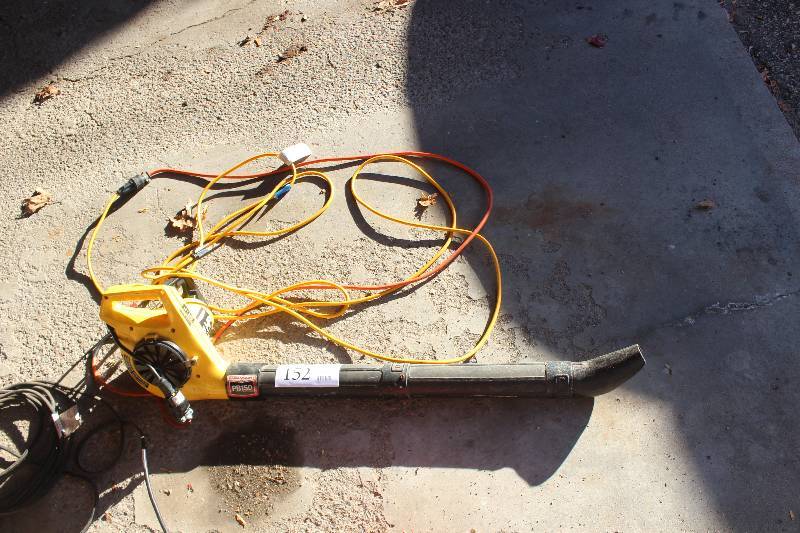 lot 152 image: Paramount Corded Leaf Blower
