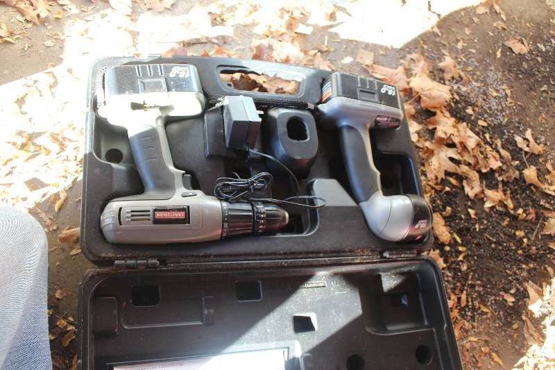lot 157 image: Sears Craftsman 18V Cordless Drill & Light w Carry Case