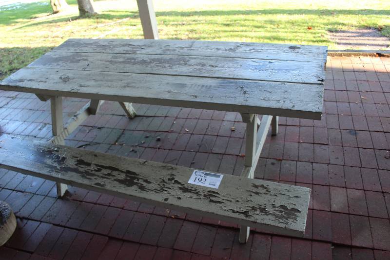 lot 192 image: Picnic Table