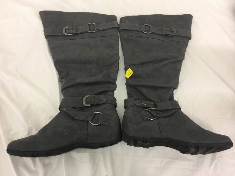 lot 17 image: gray boots size 9