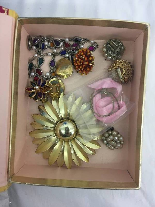 lot 63 image: bags and stand ,jewelry