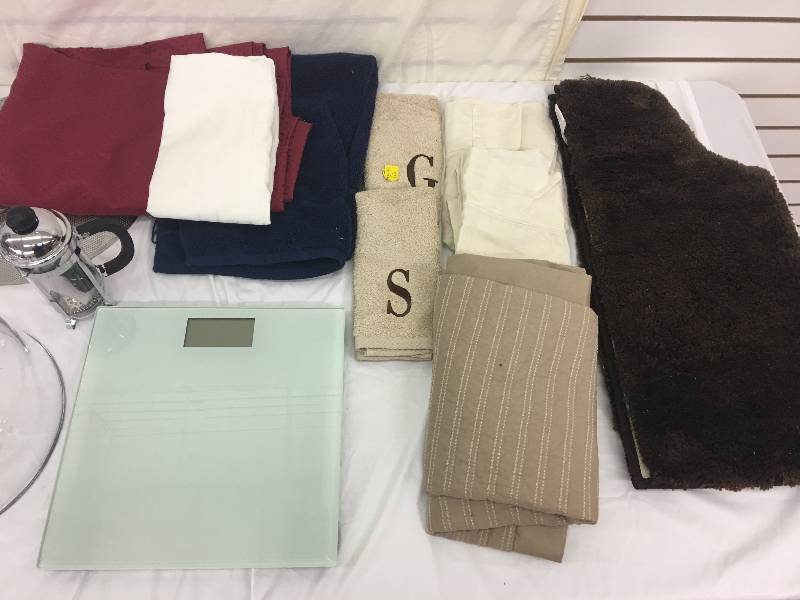 lot 66 image: homepedics scale,floor bath rug, hand towels