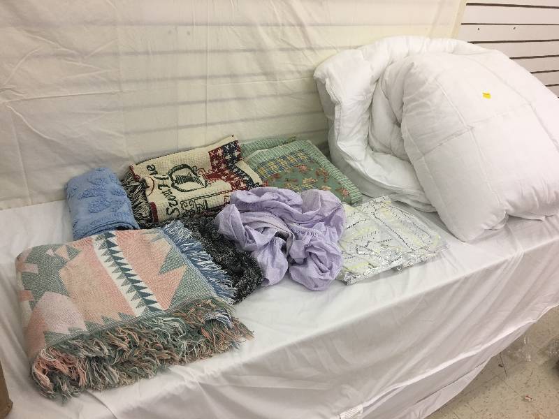 lot 92 image: twin,full bed covers,blankets,