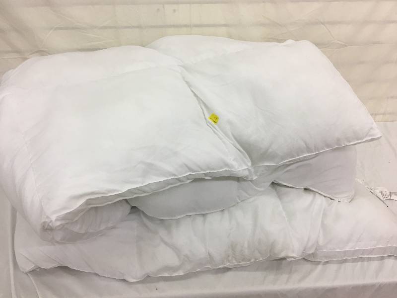 lot 97 image: twin comforter