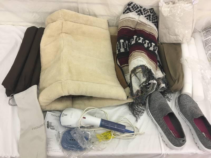 lot 113 image: sketcher go walk 10w,blankets,cover