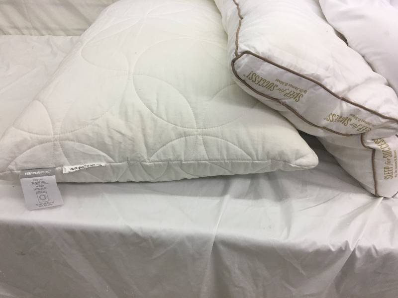 lot 196 image: 3 pillows