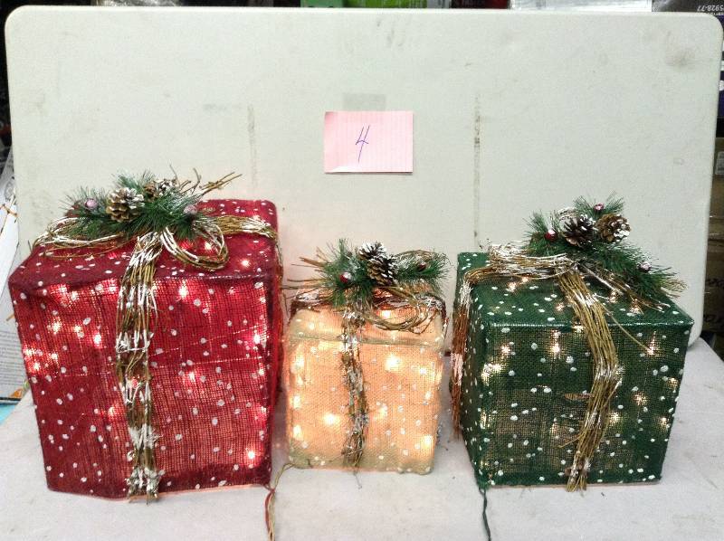 lot 4 image: Home Accents Holiday 11 in. 35-Light, 13.4 in. 35-Light and 14.6 in. 70-Light Bulbs