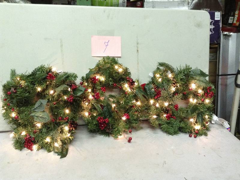lot 7 image: Christmas Wreath Artificial Winslow 3-ring With 25 Clear Lights 60