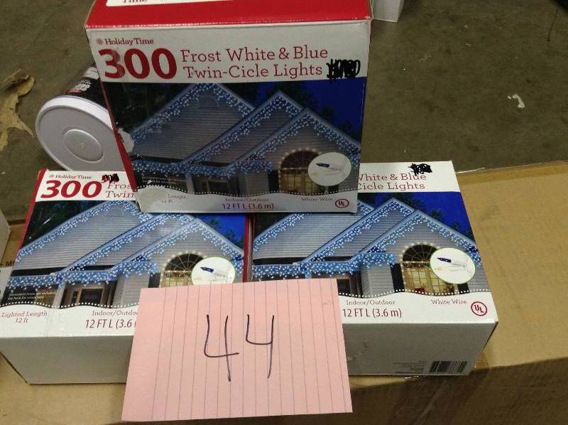lot 44 image: Lot of 3 - 300 Frost White and Blue Twuin Cicle Lights