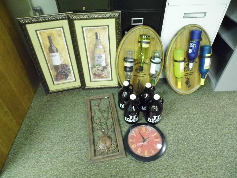 lot 17 image: Wine Wall Decor