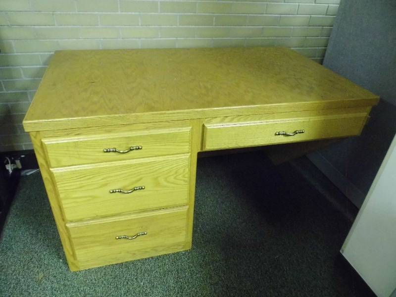 lot 22 image: Desk