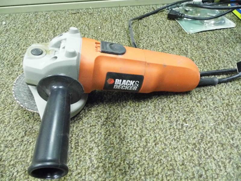 lot 32 image: Black & Decker Grinder - VHS Monitor
