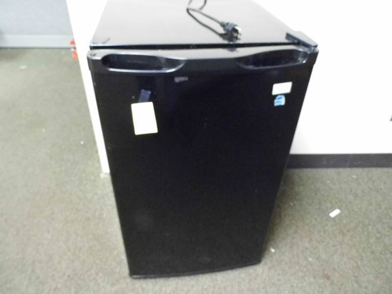 lot 45 image: Avanti Mini Fridge
