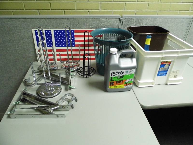 lot 49 image: Paper Towel Holders - CLR - Crate