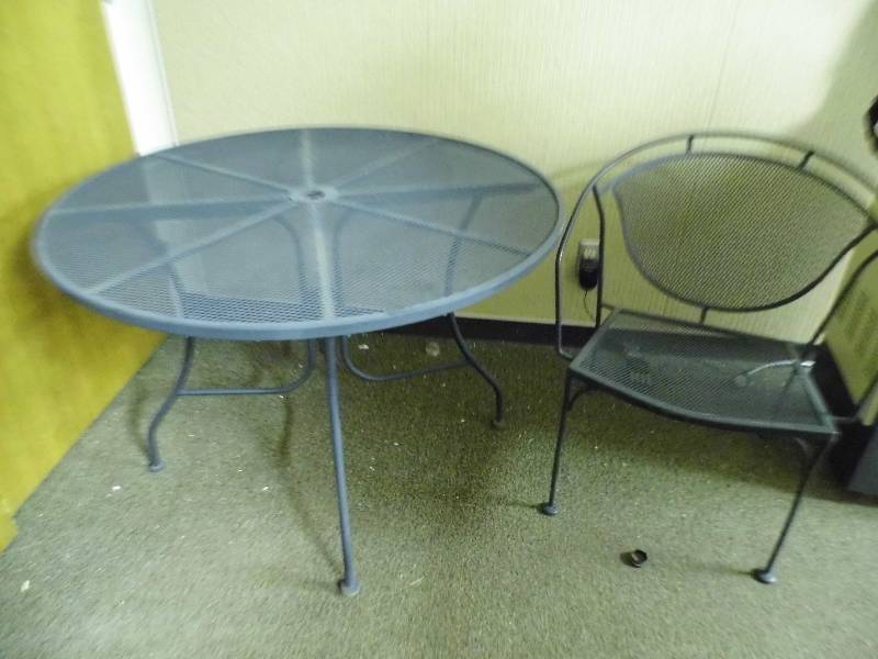 lot 50 image: Metal Patio Table w 4 Chairs