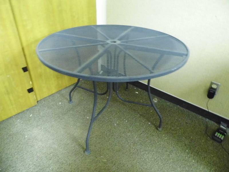 lot 54 image: Metal Patio Table