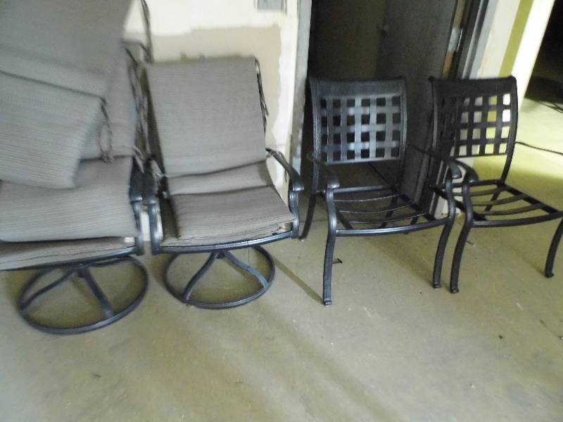 lot 59 image: 4 Patio Chairs w Cushions