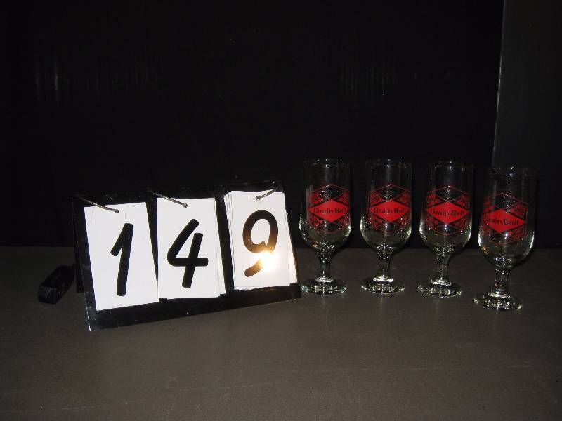 lot 149 image: Set of 4 Grain Belt Beer pedestal style glasses
