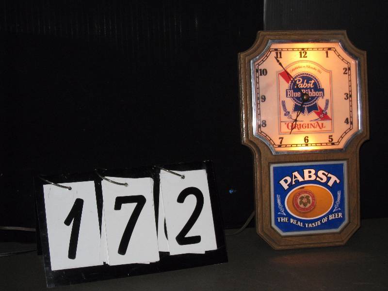 lot 172 image: Pabst clock light up, lights up, clock doesnt work