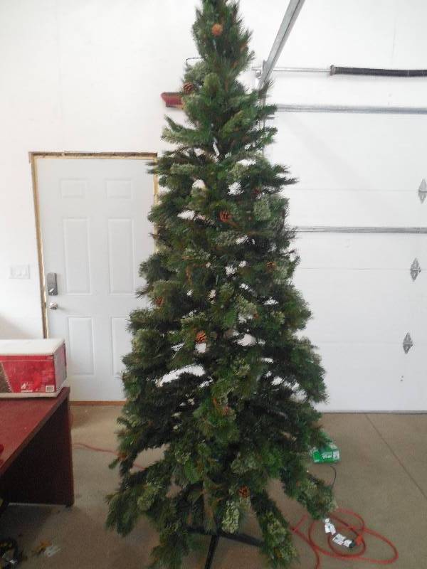 7.5 PRE-LIT CHRISTMAS TREE WITH CONES