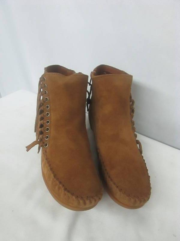 lot 18 image: Minnetonka Womens Willow Ankle Bootie