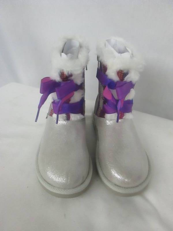 lot 38 image: Disney Girls Frozen Character Cozy Boots