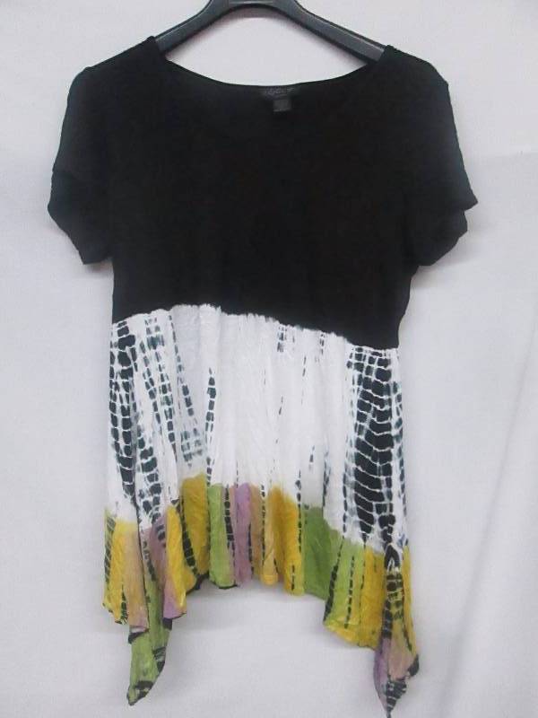 lot 66 image: Lola P Plus Shark Bite Knit Top