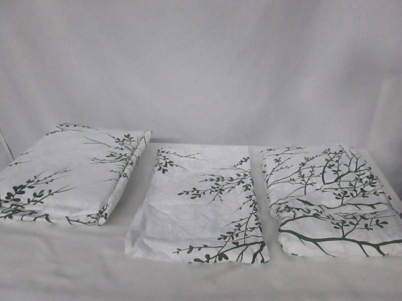 lot 41 image: Foliage Luxurious Microfiber Sheet Set - Queen