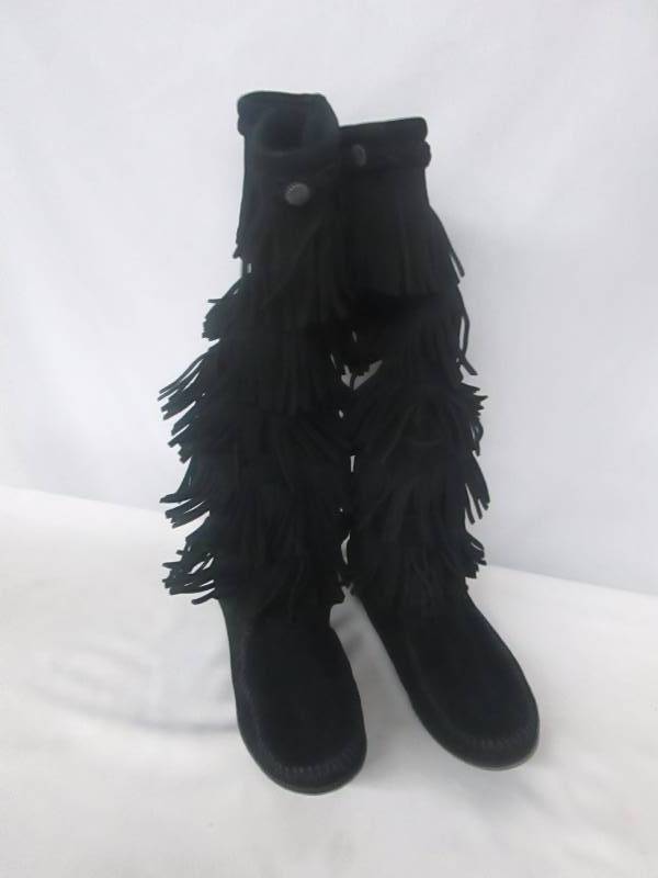 lot 17 image: Minnetonka Womens 5-Layer Fringe Boot