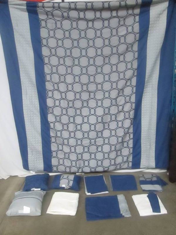 lot 7 image: Alcove Jolene 25-pc. Bedroom Set - Queen