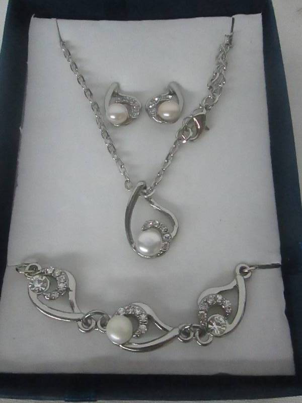lot 88 image: Pearl & CZ Accent Jewelry Set