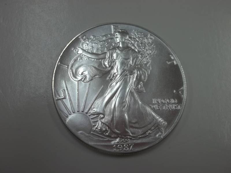 lot 90 image: Silver American Eagle 1 Oz. Fine Silver Year 1987 Coin
