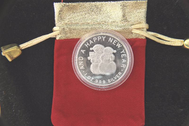 1 TROY OZ. .999 FINE SILVER CHRISTMAS ROUND IN AIRTITE WITH GIFT POUCH