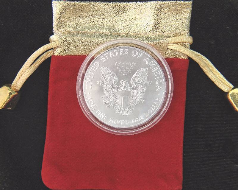 2016 AMERICAN SILVER EAGLE 1 TROY OZ. .999 FINE SILVER CHRISTMAS POUCH & CAPSULE