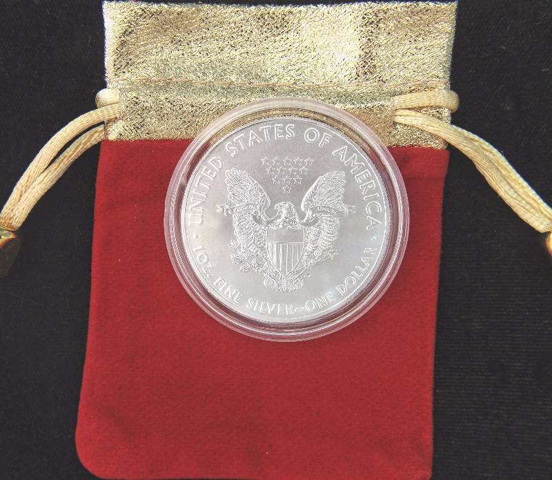 2016 AMERICAN SILVER EAGLE 1 TROY OZ. .999 FINE SILVER CHRISTMAS POUCH & CAPSULE