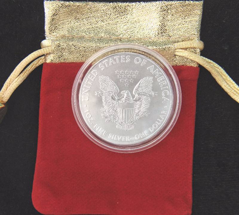 2016 AMERICAN SILVER EAGLE 1 TROY OZ. .999 FINE SILVER CHRISTMAS POUCH & CAPSULE