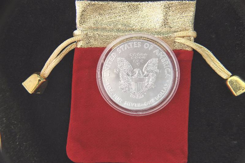 2016 AMERICAN SILVER EAGLE 1 TROY OZ. .999 FINE SILVER CHRISTMAS POUCH & CAPSULE