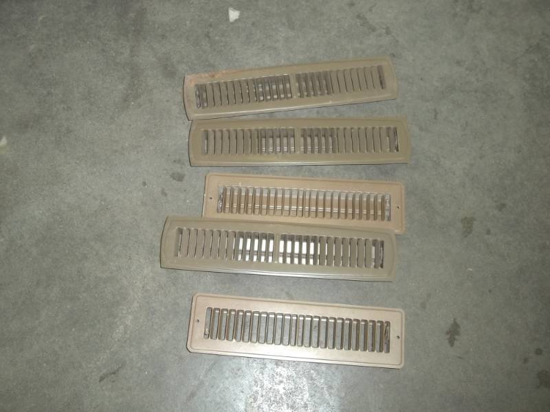 lot 3 image: Register vents x5