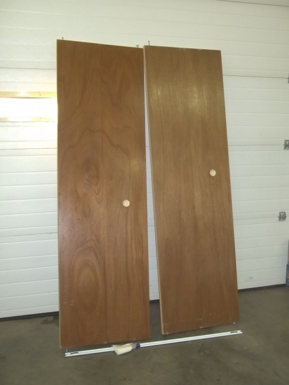 lot 7 image: Pair of closet doors 23 12  x 79