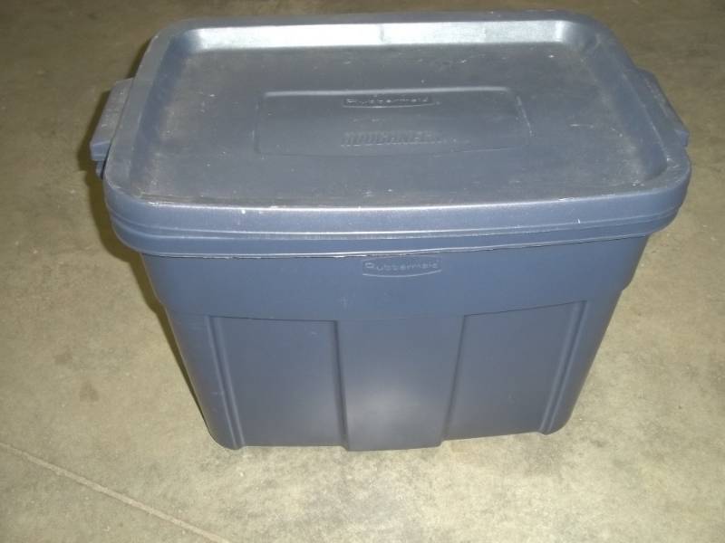lot 18 image: Blue Tote with Holiday Gift Cups & Christmas lights