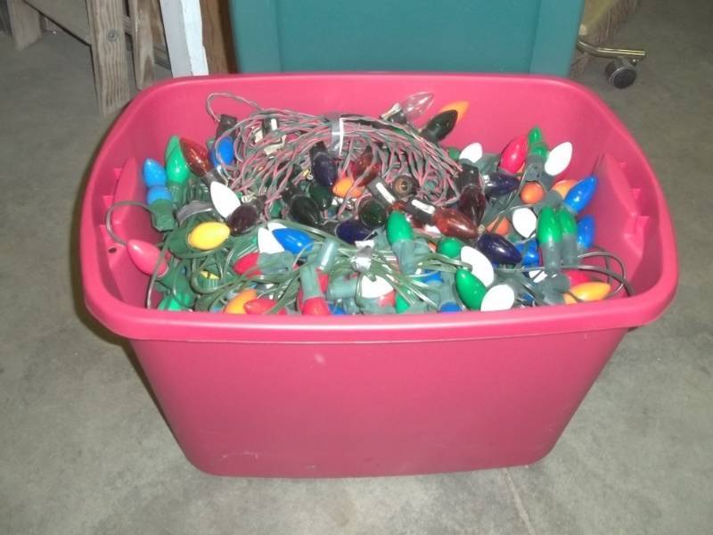 lot 26 image: 18 Gal Tote of Large Bulb Christmas lights