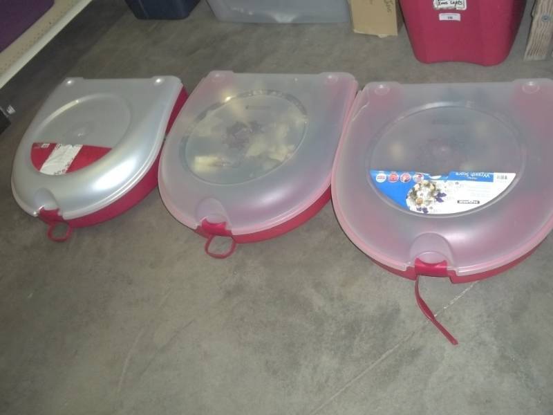 lot 31 image: Lot of 3 Wreath Cases with wreaths