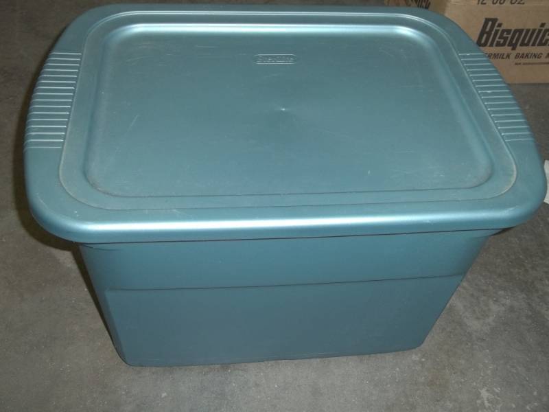 lot 53 image: Green Tote with Christmas Dcor