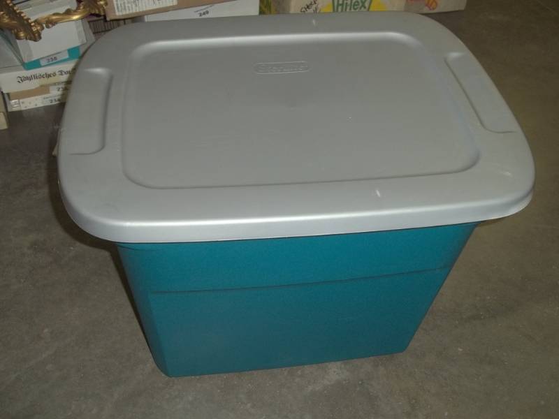 lot 56 image: Blue tote with Christmas tins