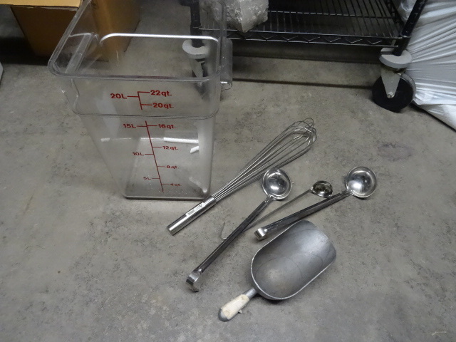 lot 4 image: 22 qt measuring container