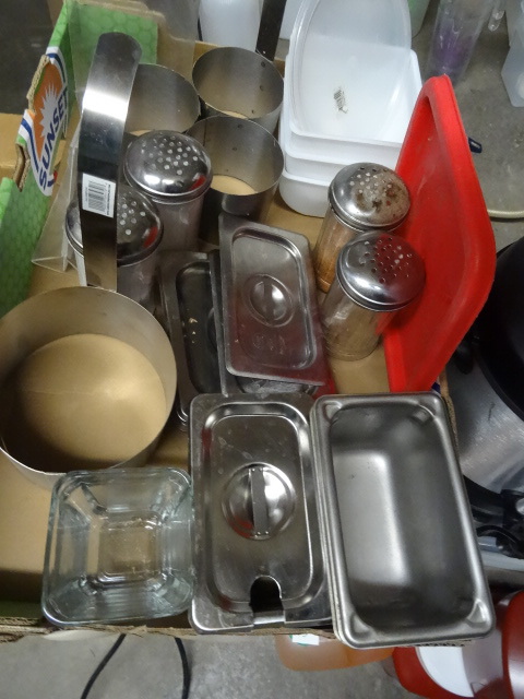 lot 21 image: Misc restaurant related items