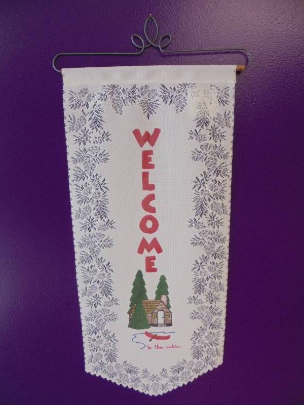 lot 20 image: Heritage Lace Welcome to Cabin Wall Hanging, New, Ecru, 30x13