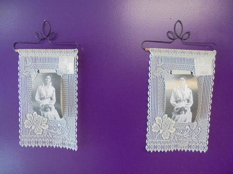 lot 24 image: Heritage Lace (2) Rose Wall Hanging, New, Ecru, Photo Hanger, 15x8
