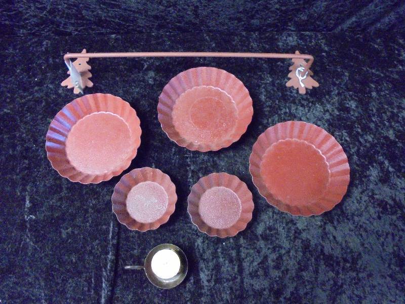 lot 39 image: Lot - New Metal Tree Towel Holder & Fluted Metal Candle Pans