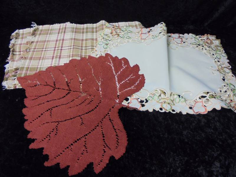 lot 91 image: Lot - Fall Placemats & Lace Leaf